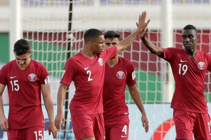 Pemain kelahiran Sudan, Almoez Ali (19) disambut para pemain timnas Qatar seusai mencetak empat gol dari kemenangan 6-0 atas timnas Korea Utara pada laga Grup E Piala Asia 2019 di Stadion Khalifa bin Zayed, 13 Januari 2019. 