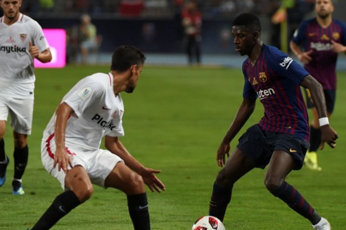 Pemain Barcelona, Ousmane Dembele,  saat melawan Sevilla dalam partai Piala Super Spanyol di Grand Stade de Tanger, Minggu (12/8/2018)