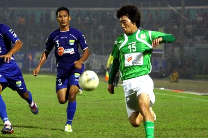 Shin Hyun-joon (kanan/hijau), salah satu pemain asing PSMS Medan di ISL 2011/12 yang juga belum mendapatkan sepenuhnya gaji. 