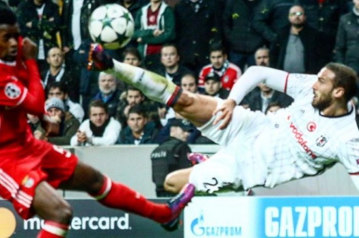 Aksi striker Besiktas, Cenk Tosun (kanan), saat melepaskan tendangan voli indah ke gawang Benfica pada matchday 5 Grup B Liga Champions 2016-2017 di Vodavone Arena, Besiktas, Turki, pada 23 November 2016.