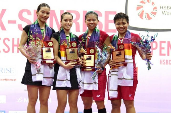 Pasangan ganda putri Indonesia, Greysia Polii/Apriyani Rahayu, berpose dengan trofi yang didapat sebagai juara India Terbuka 2018 setelah mengalahkan Jongkolphan Kititharakul/Rawinda Prajongjai (Thailand) 21-18, 21-15 pada laga final yang digelar di Siri Fort Indoor Stadium, Minggu (4/2/2018).