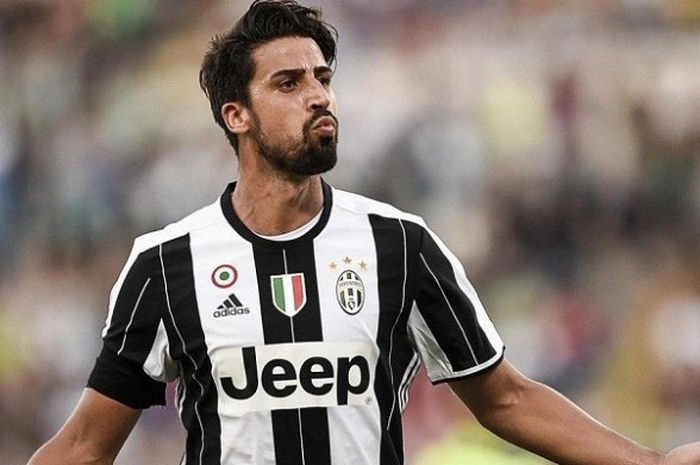 Gelandang Juventus, Sami Khedira, melakukan selebrasi seusai membobol gawang Lazio, pada laga Serie A di Stadion Olimpico, Roma, Sabtu (27/8/2016).