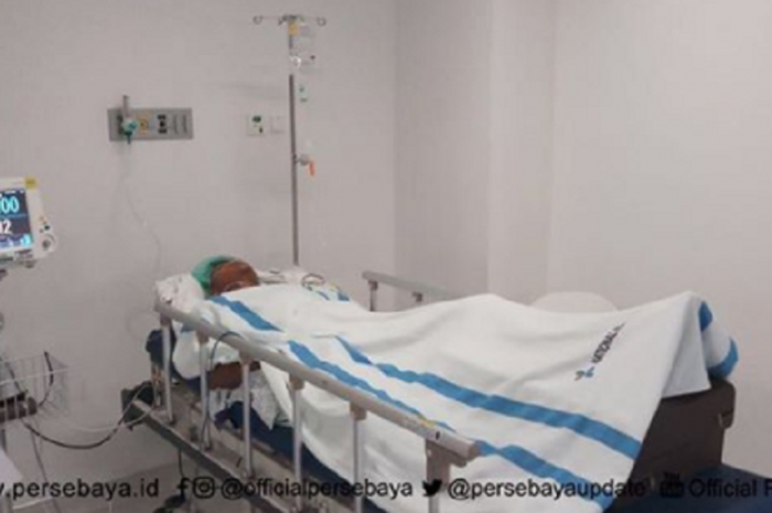 Rachmat Irianto usai menjalankan operasi cedera kakinya di National Hospital Surabaya, Senin (9/4/2018)