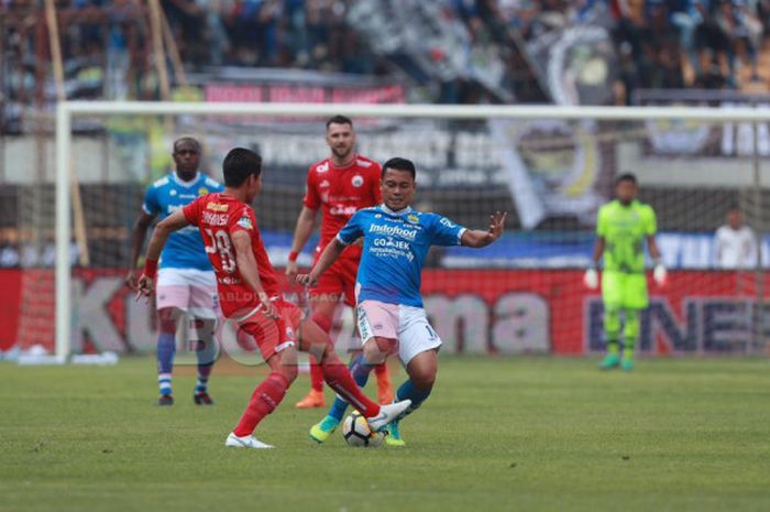 Pemain Persib, Dedi Kusnandar (kanan), berduel dengan bek Persija, Rezaldi Hehanussa, pada laga akbar Persija vs Persib.