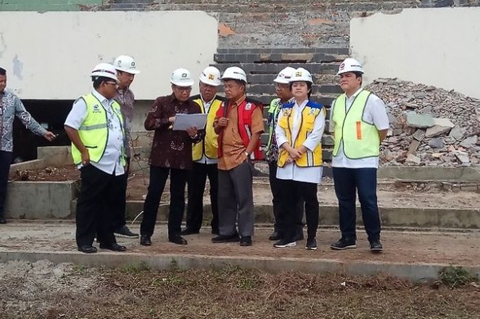 Jusuf Kalla (rompi merah) memberikan masukan terkait pembangunan arena equestrian atau olahraga berkuda Asian Games 2018 di kawasan Pulo Mas, Jakarta, Minggu (26/3/2017).