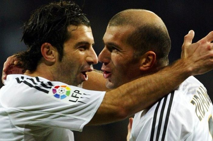 Gelandang Real Madrid, Zinedine Zidane (kanan), melakukan selebrasi bersama rekan setimnya, Luis Figo, dalam laga La Liga di Stadion Santiago Bernabeu, Madrid, pada 14 November 2004.