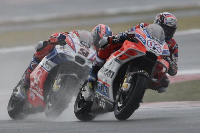 Andrea Dovizioso (kanan) dan Danilo Petrucci (kiri) saat beraksi di Sirkuit Misano dalam seri MotoGP San Marino, Minggu (10/9/2017).