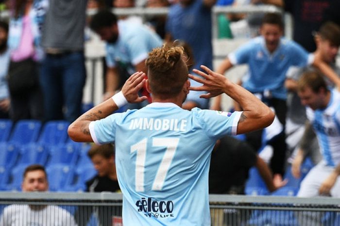 Ciro Immobile merayakan gol Lazio ke gawang AC Milan pada pertandingan pertandingan Liga Italia di Stadion Olimpico, Minggu (10/9/2017).