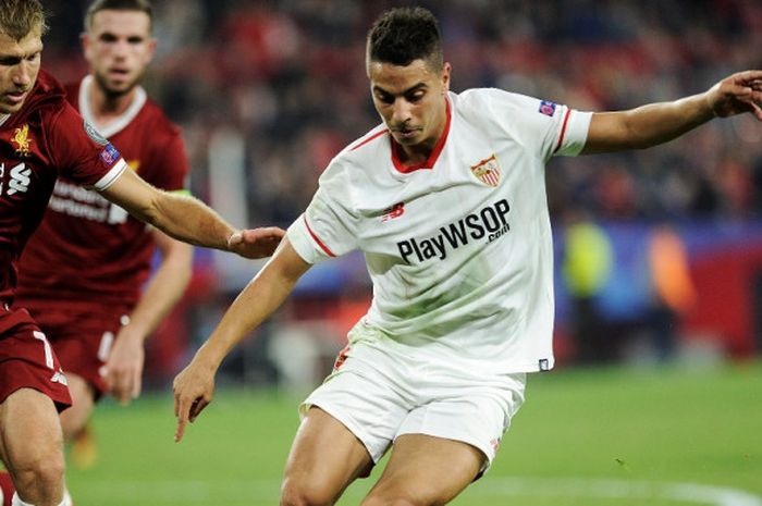 Striker Sevilla, Wissam Ben Yedder (kanan), beraksi dalam laga Grup E Liga Champions kontra Liverpool FC di Stadion Ramon Sanchez Pizjuan, Seville, Spanyol, pada 21 November 2017.