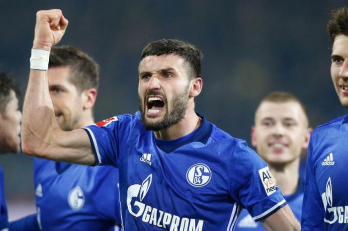 Daniel Caligiuri merayakan gol Schalke ke gawang Dortmund pada pertandingan Bundesliga di Signal Iduna Park, Minggu (25/11/2017). 