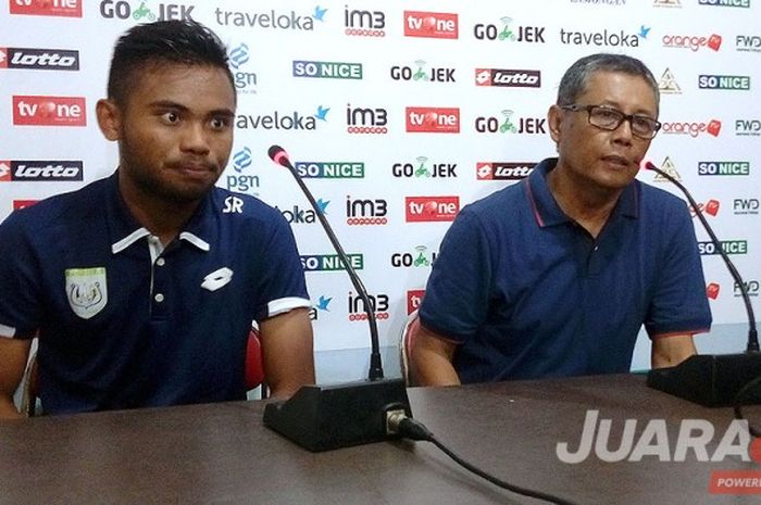  Penyerang Persela, Saddil Ramdani (kiri) dan pelatih Persela, Heri Kiswanto, berbicara kepada awak media usai laga di Stadion Surajaya Lamongan, Minggu (21/5/2017). 