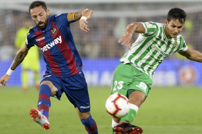 Aksi bek Real Betis, Aissa Mandi (kanan), saat berduel dengan gelandang Levante, Jose Luis Morales, dalam pertandingan La Liga Spanyol 2018-2019 di Stadion Benito Villamarin, Sevilla, Spanyol, pada 17 Agustus 2018.