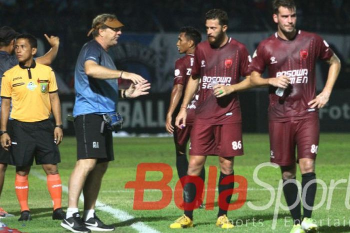 Robert Rene Alberts memberi arahan pada William Jan Pluim dan Mark Klik pada laga kontra Persela di stadion Surajaya Lamongan, Sabtu (12/8/2017).