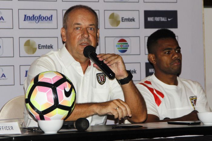 Asisten Pelatih Bali United, Hans-Peter Schaller saat jumpa pers sebelum laga Bali United Vs Madura United di Hotel Alana, Solo, Jumat  (2/2/2018)