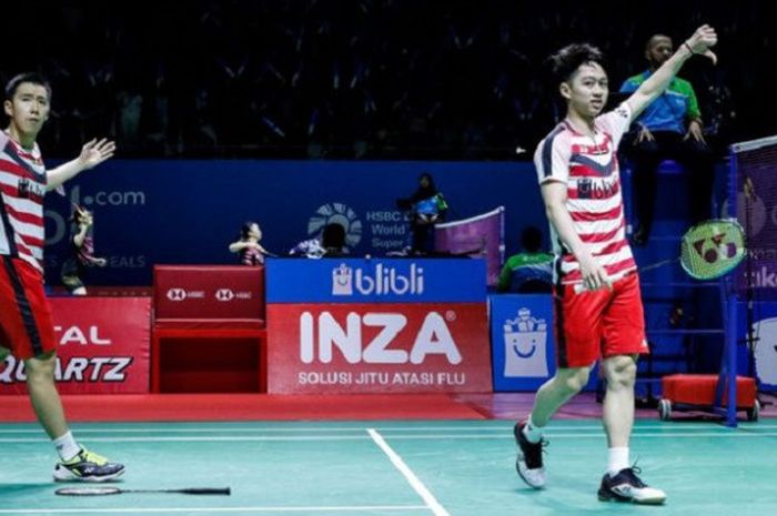 Pasangan ganda putra Indonesia, Marcus Fernaldi Gideon/Kevin Sanjaya Sukamuljo, melakukan aksi protes saat laga perempat final Indonesia Open 2018, di Istora Senayan, Jakarta, Jumat (6/7/2018).