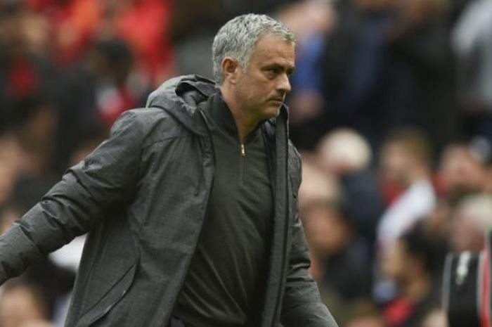 Pelatih Manchester United, Jose Mourinho, memantau jalannya pertandingan Liga Inggris antara timnya melawan Swansea City di Old Trafford, Minggu (30/4/2017). 