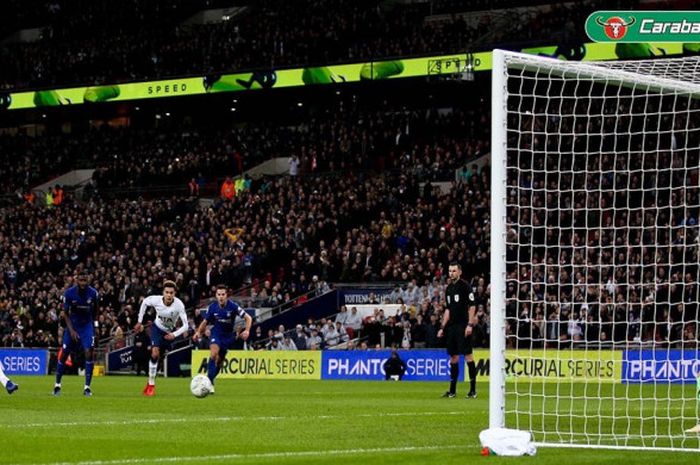 Penyerang Tottenham Hotspur, Harry Kane, mencetak gol ke gawang Chelsea dalam laga leg pertama semifinal Piala Liga Inggris di Stadion Wembley, London pada 8 Januari 2019.