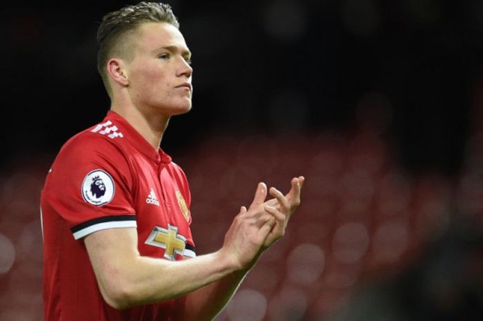 Gelandang Manchester United, Scott McTominay, memberi tepuk tangan kepada para fans seusai laga Liga Inggris kontra Bournemouth di Old Trafford, Manchester, Minggu (25/2/2018).