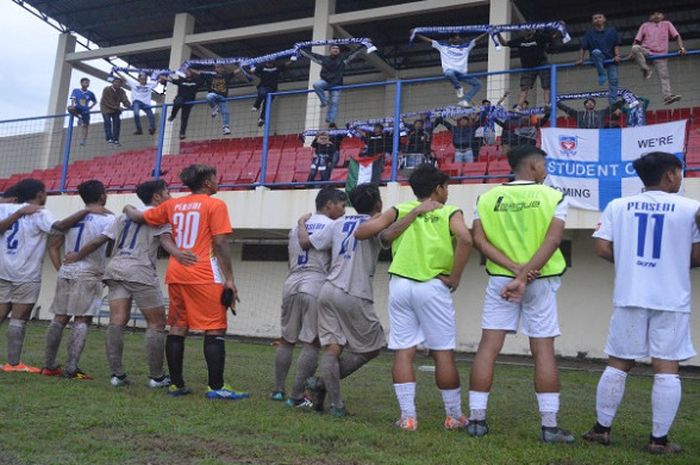 Suporter dan pemain Persebi Boyolali menyanyikan anthem usai laga melawab BJL Semarang 2000 di Stadion Citarum, Minggu (25/3/2018).