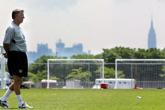 Manajer Manchester United, Sir Alex Ferguson, mengamati sesi latihan tim menjelang laga di Giants Stadium, New York, 29 Juli 2003.