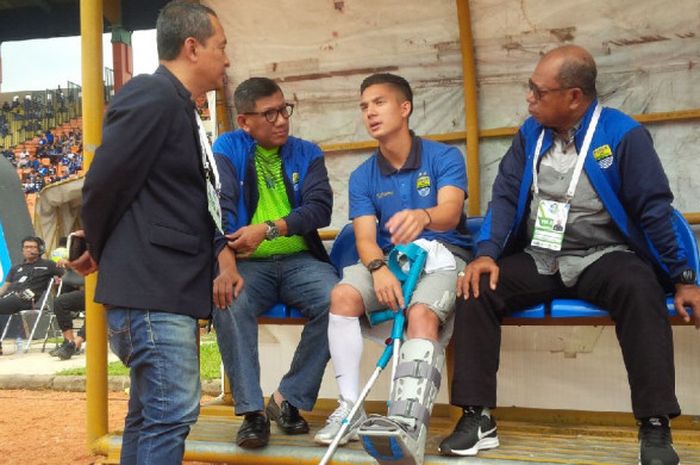 Gelandang Persib Bandung, Kim Kurniawan berbicara dengan pelatih Emral Abus (kanan), media officer Irfan Suryadireja, dan Komisaris PT PBB, Kuswara S Taryono di Stadion Si Jalak Harupat, Kab Bandung, Minggu (12/11/2017). 