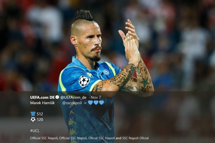 Marek Hamsik mengucapkan terima kasih atas dukungan suporter Napoli di Stadion San Paolo saat timnya bermain imbang melawan Paris Saint-Germain di pentas Liga Champions pada 7 November 2018.