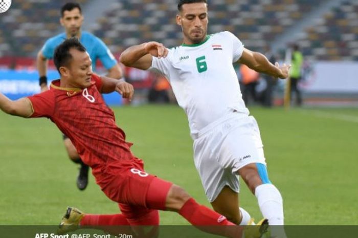 Aksi Ali Adnan (kanan) dalam partai timnas Irak vs Vietnam pada laga Grup D Piala Asia 2019 di Stadion Zayed Sport City, UEA, 8 Januari 2019. 