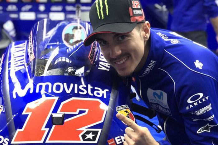 Maverick Vinales memamerkan nomor start barunya.