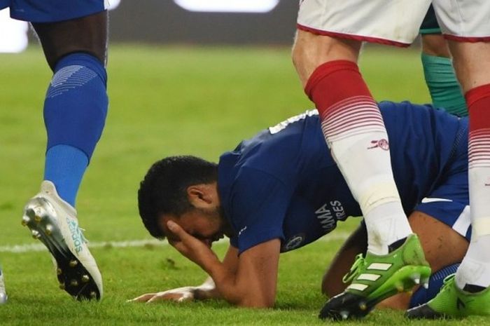 Pemain Chelsea, Pedro Rodriguez, kesakitan setelah bertabrakan dengan kiper Arsenal, David Ospina, dan jatuh dengan kepala membentur tanah cukup keras di laga uji coba yang berlangsung di Stadion Bird's Nest, Sabtu (22/7/2017) waktu setempat.