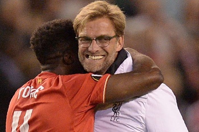 Manajer Liverpool, Juergen Klopp, memeluk salah satu pemainnya, Kolo Toure, setelah timnya menang 3-0 atas Villarreal, dalam laga semifinal kedua Liga Europa di Stadion Anfield, Kamis (5/5/2016) atau Jumat dini hari WIB. 