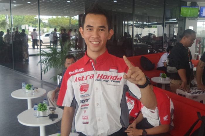 Pebalap Astra Honda Racing Team, Gerry Salim, berpose saat acara kunjungan Marc Marquez dan Dani Pedrosa di Astra Biz Center, BSD, Tangerang, Selasa (17/10/2017).