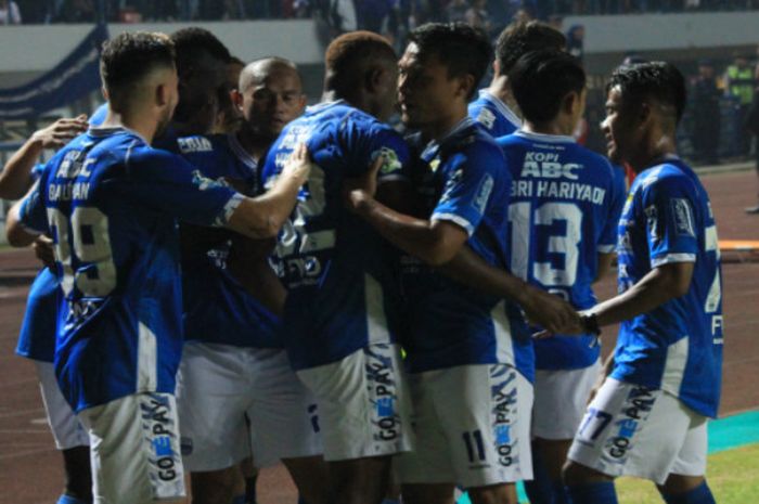    Para pemain Persib Bandung saat merayakan gol ke gawang PSIS pada pekan ke-14 Liga 1 2018 di Stadion Gelora Bandung Lautan Api, Minggu (8/7/2018).    