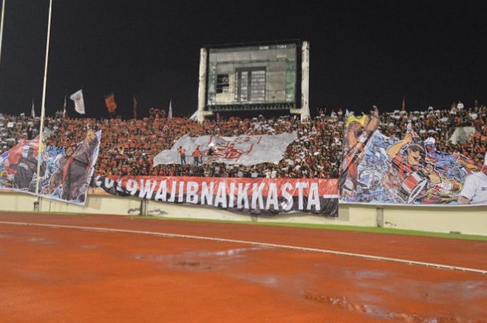 Koreografi dari Pasoepati di tribune selatan pada laga pembuka Liga 2 2018 yang menyajikan pertarungan Persis Solo melawan Semen Padang FC di Stadion Manahan Solo, Senin (23/4/2018)