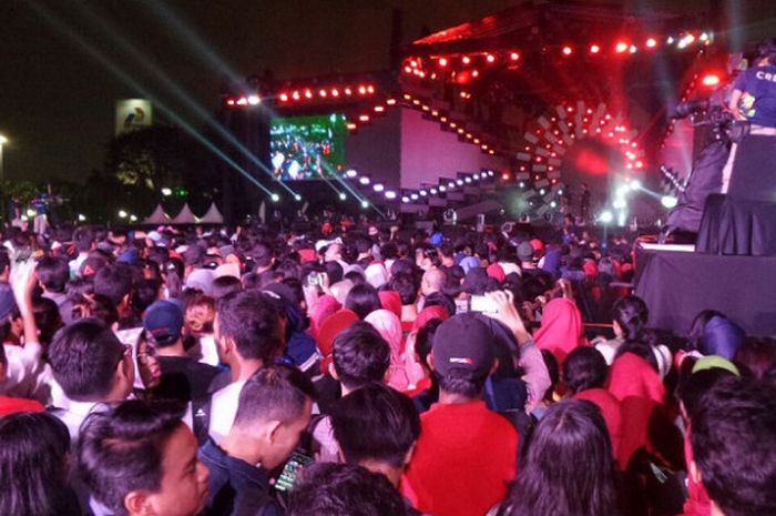 Para penonton memadati area panggung utama acara Countdown Asian Games 2018 di Monumen Nasional, Jakarta, Jumat (18/8/2017).