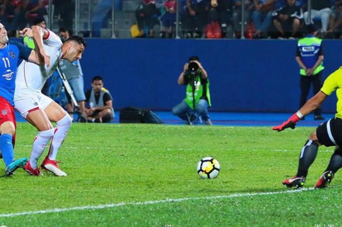 Bek Persija, Jaimerson da Silva mencoba menghadang gerakan pemain Johor Darul Takzim, Jorge Pereyra Diaz yang merangsek ke arah kiper Andritany Ardhiyasa pada laga Grup H Piala AFC 2017 di Stadion Larkin, Johor Bahru, Rabu (14/2/2018) malam. 