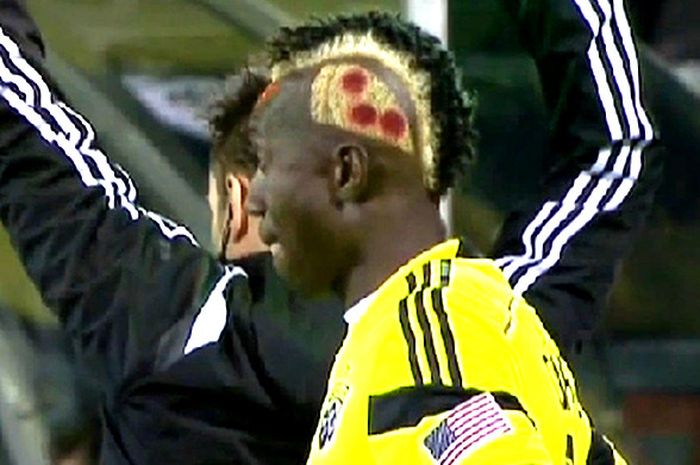 Rambut model pizza milik pesepak bola asal Ghana, Dominic Oduro.