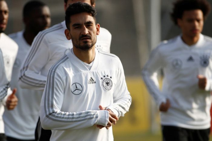 Gelandang Tim Nasional Jerman, Ilkay Guendogan, menjalani sesi latihan jelang pertandingan persahabatan melawan Brasil, di Olympiastadion, Berlin, Selasa (27/3/2018) waktu setempat.