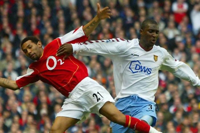 Pemain Arsenal, Jermaine Pennant (kiri), berduel dengan pemain Aston Villa, Jlloyd Samuel, dalam laga Liga Inggris di Stadion Highbury, London pada 16 Oktober 2004.