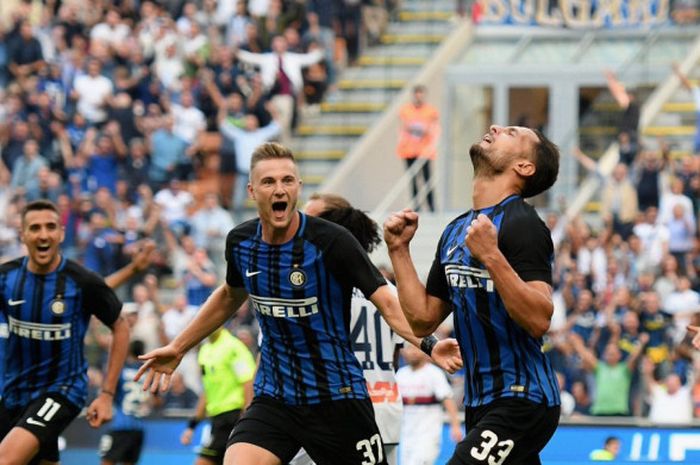 Bek Inter Milan, Danilo D'Ambrosio (kanan), merayakan gol yang dia cetak ke gawang Genoa dalam laga Liga Italia di Stadion Giuseppe Meazza, Milan, pada 24 September 2017.