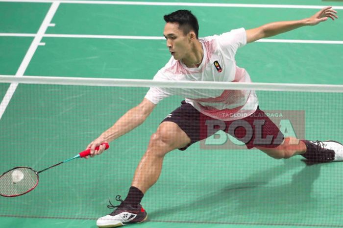     Aksi pebulu tangkis tunggal putra, Jonatan Christie, saat melakoni partai final bulu tangkis individu Asian Games 2018 melawan Chou Tien Chen (Taiwan) di Istora Senayan, Jakarta, Selasa (28/8/2018).      