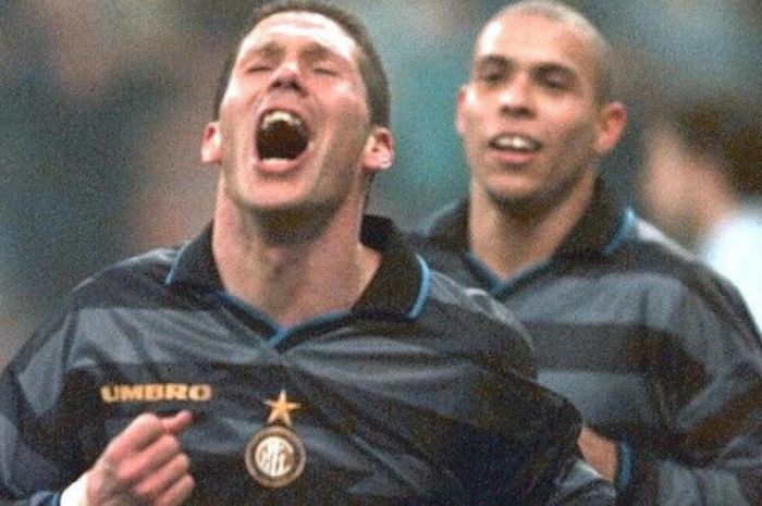 Diego Simeone (depan) saat membela Inter Milan bersama Ronaldo merayakan gol yang dicetak ke gawang Strasbourg dalam partai Piala UEFA di Giuseppe Meazza, Milan, 9 Desember 1997.