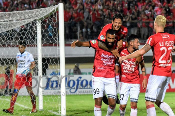  Selebrasi penyerang Bali United, Sylvano Comvalius seusai membobol gawang Arema FC pada pertandinga