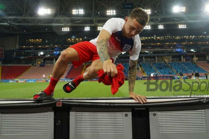 Bek sayap timnas Inggris, Kieran Trippier, melompat melewati papan iklan stadion untuk menghampiri penggemar di tribune seusai partai babak 16 besar kontra Kolombia di Spartak Stadium, Moskow, 3 Juli 2018.