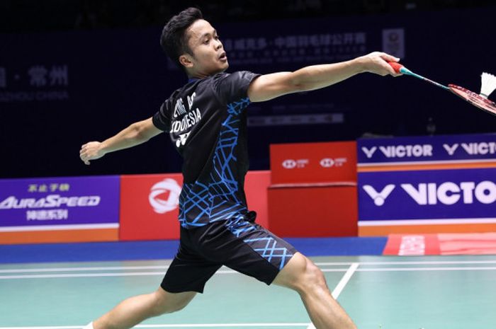 Pebulu tangkis tunggal putra Indonesia, Anthony Sinisuka Ginting, mengembalikan kok ke arah Chen Long (China) pada babak perempat final China Open 2018 di Olympic Sports Center Xincheng Gymnasium, Jumat (21/9/2018).