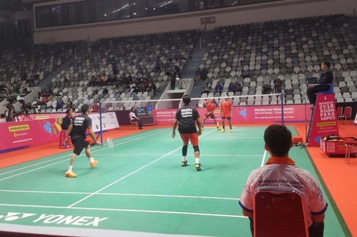 Pasangan ganda putra Jawa Barat, Ukun Rukaendi/Hary berhadapan dengan wakil Jawa Barat lainnya, Maman Nurjaman/Hikmat Ramdani pada test event Asian Para Games 2018, di Istora Senayan, Jakarta, Kamis, (28/6/2018) 