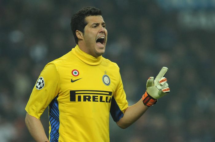 Kiper Brasil Julio Cesar saat membela Inter Milan.