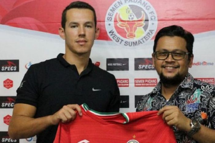 Pemain Asing Anyar Semen Padang Asal Brasil, Nildo Victor Juffo (Kiri) Berfoto Bersama Manajer Klub Saat Dirinya Diperkenalkan Kepada Publik