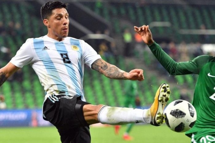 Enzo Perez (kiri), gelandang sepuh timnas Argentina yang diincar Lionel Messi dalam usaha mengangkut kawan lama.