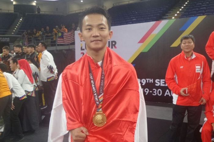 Pebulu tangkis tunggal putra Indonesia, Ihsan Maulana Mustofa, berpose dengan medali emas yang didapat setelah mengatasi Malaysia 3-0 pada final beregu putra SEA Games 2017 di Axiata Arena, Bukit Jalil, Kuala Lumpur, Malaysia, Kamis (24/8/2017).