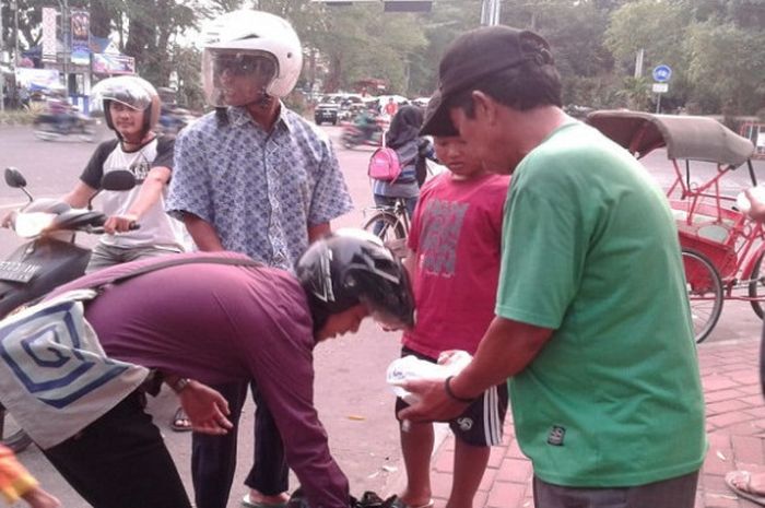 Juventus Club Indonesia (JCI) Chapter Solo, saat berbagi takjil di sek0.itar Jalan Slamet Riyadi, Surakarta, Minggu (10/6/2018